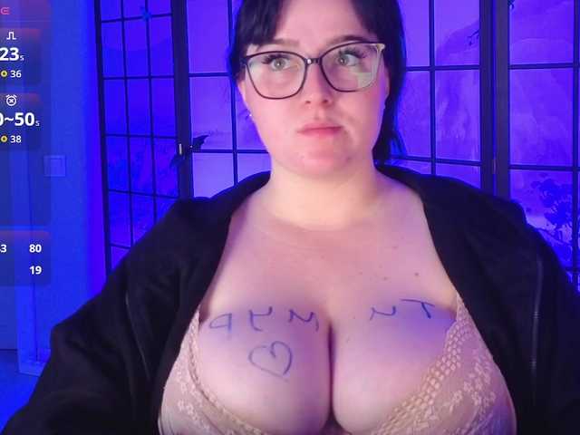 DriveThruAmina live cam on BongaCams