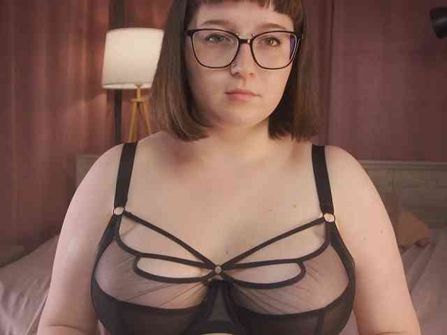 Drivethruamina's cam show statistics and live stream