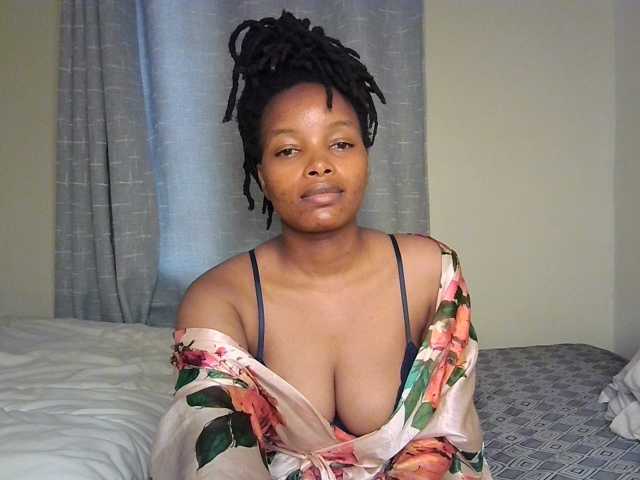 le modèle MidnightMuse-1 est en webcam porno dans un show sur le site bongacams, il possède les tags suivants: Ebony,Brunette,Hairy