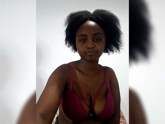 Prettyval77 live cam on BongaCams