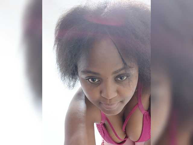 Prettyval77 live webcam show