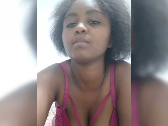 Prettyval77 live cam on BongaCams