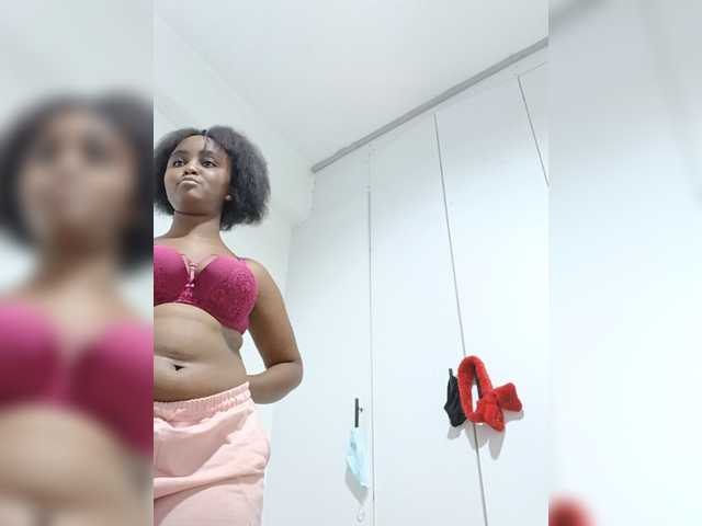 Prettyval77 live cam on BongaCams