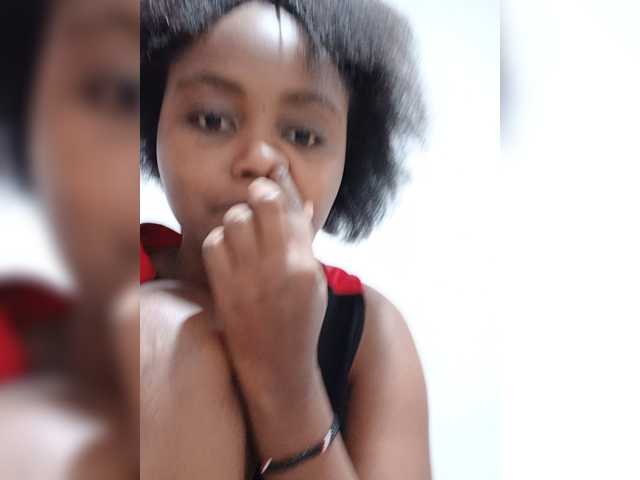 Prettyval77 live webcam show
