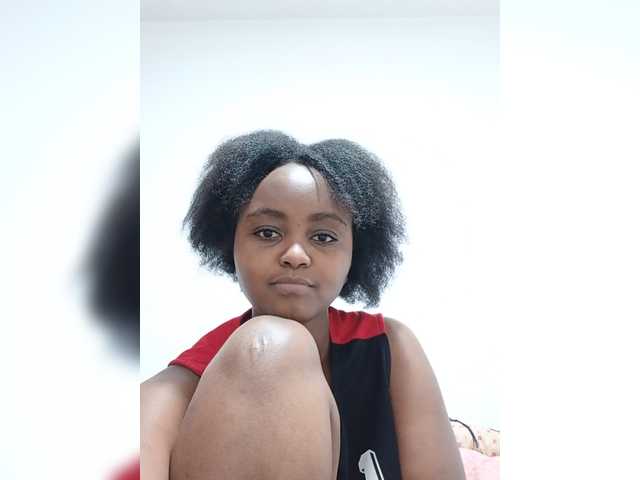 Prettyval77 live cam on BongaCams