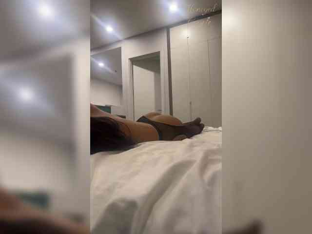 Honeyed_Couple