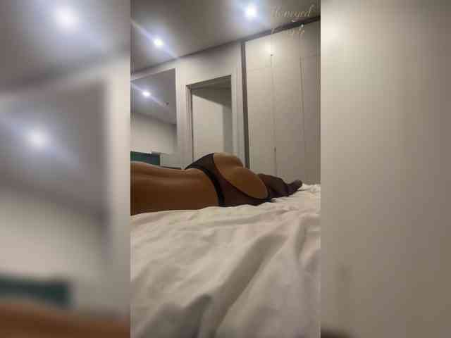 Honeyed_Couple