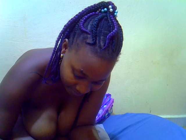 Molly-22, live now on BongaCams