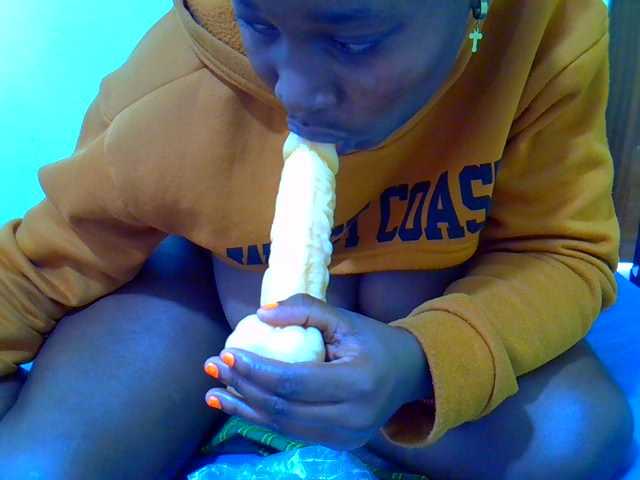 Molly-22 live cam on BongaCams