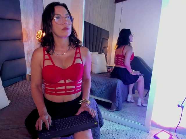 Agatha-milf live webcam show