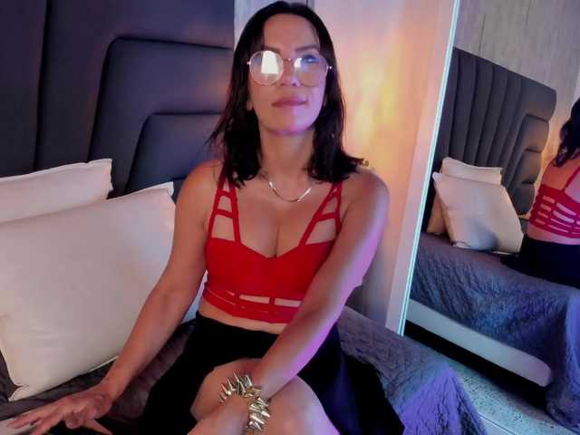Agatha-milf live webcam show