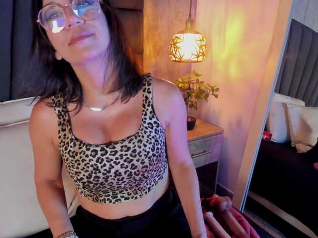 Agatha-milf live webcam show