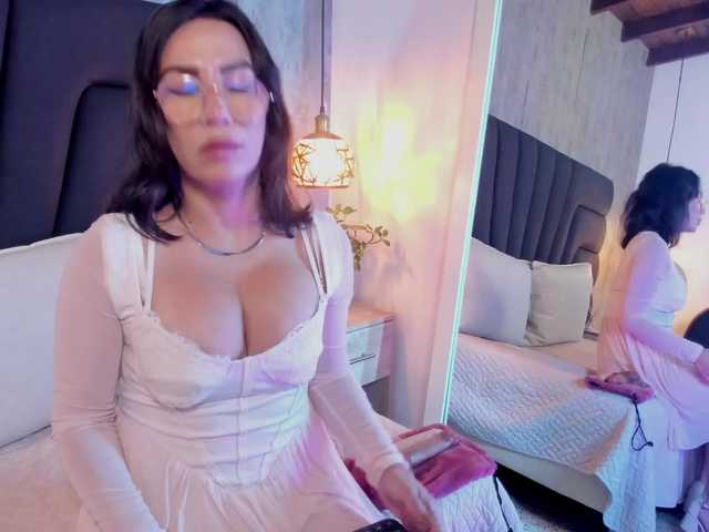 Agatha-milf live webcam show