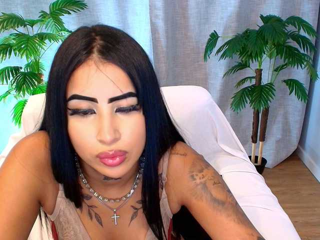 Julie-Xoxo live cam on BongaCams