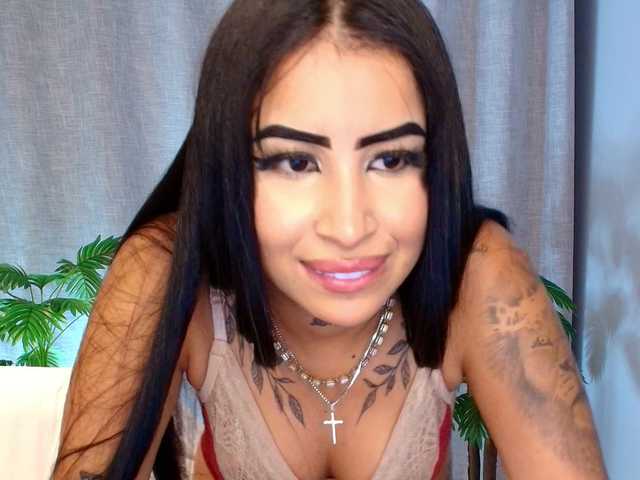 Julie-Xoxo live cam on BongaCams