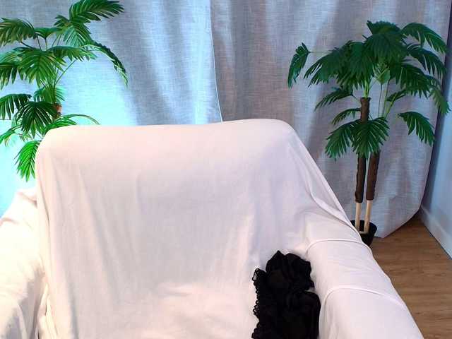 Julie-Xoxo live cam on BongaCams