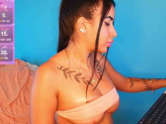 Julie-Xoxo webcam
