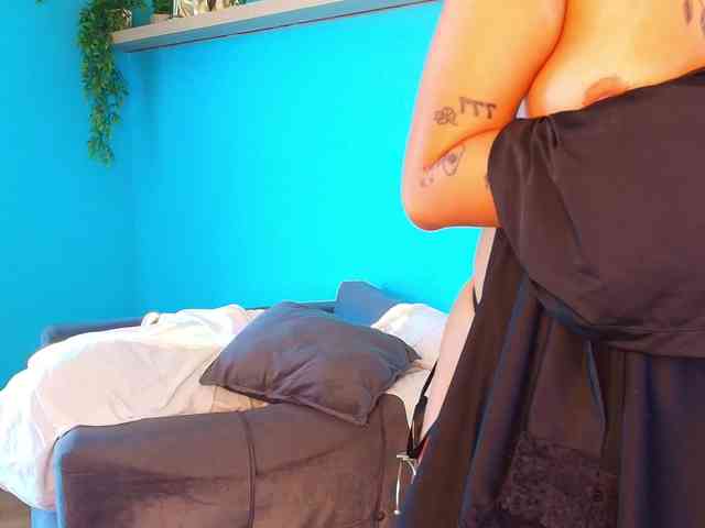 Julie-Xoxo webcam