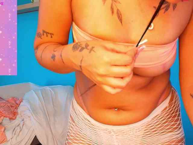 Julie-Xoxo webcam