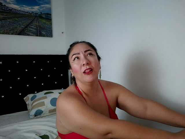 Golden-Queen live cam on BongaCams