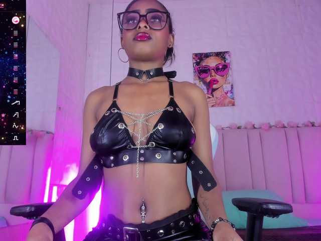 scarlet-snout live cam on BongaCams