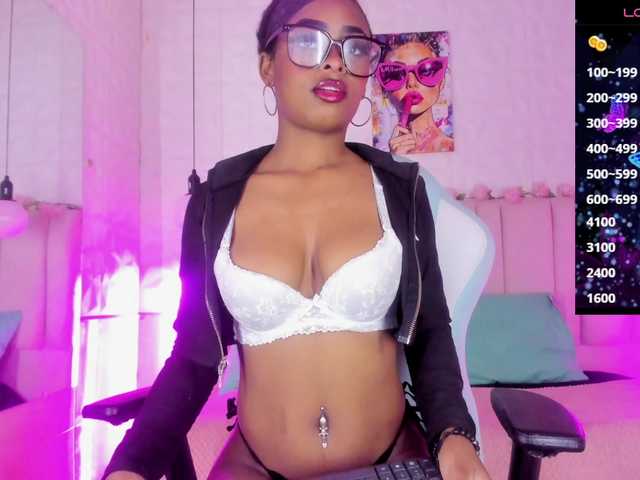 scarlet-snout live cam on BongaCams
