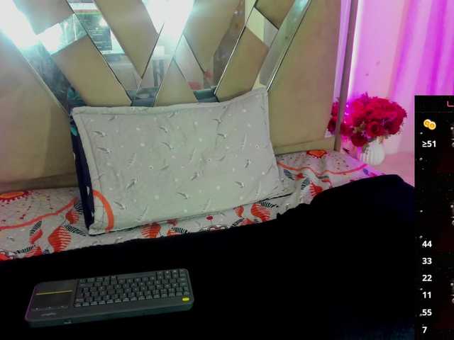 scarlet-snout live cam on BongaCams