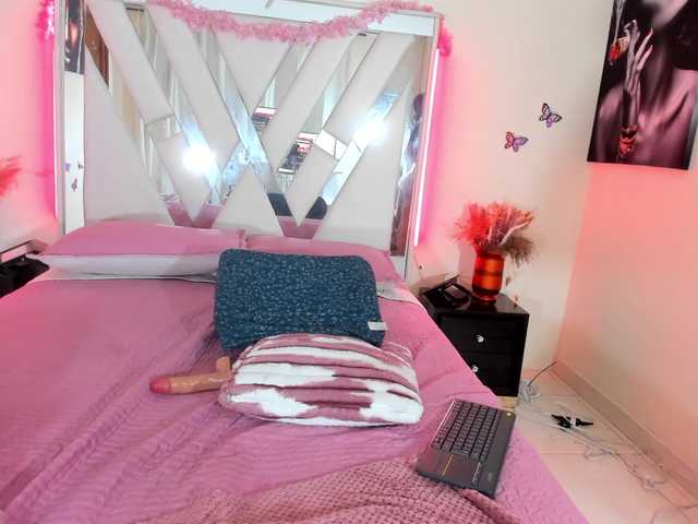 scarlet-snout live cam on BongaCams
