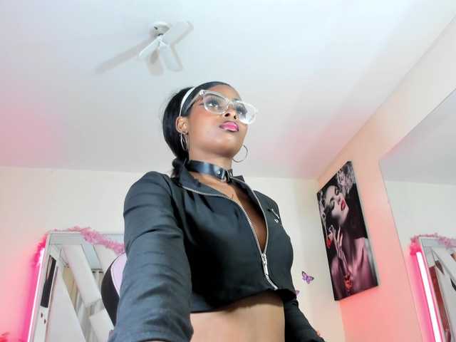 scarlet-snout live cam on BongaCams