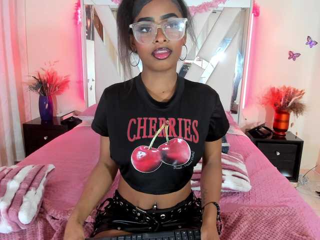 scarlet-snout live cam on BongaCams