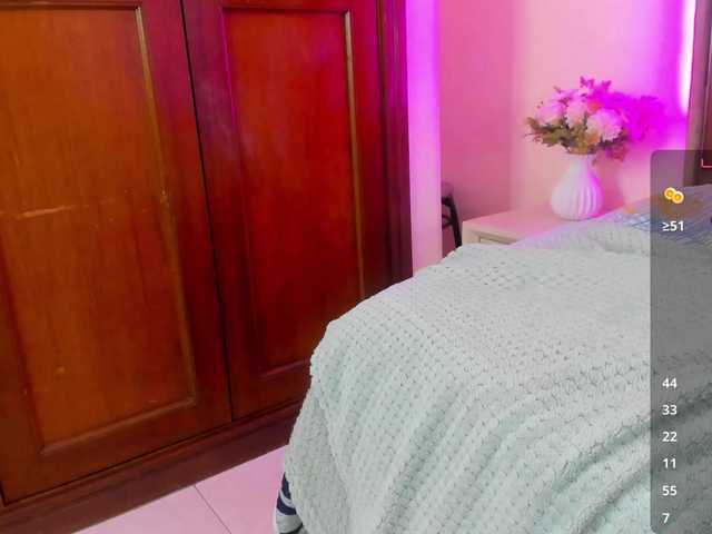 scarlet-snout live cam on BongaCams