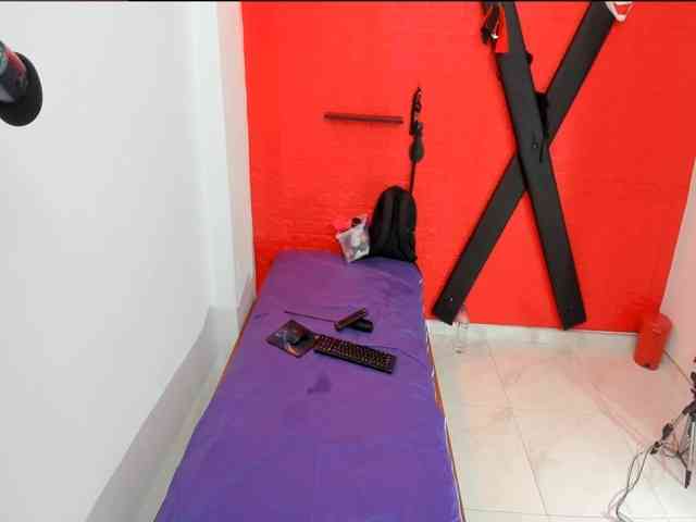bdsmforever18's live room