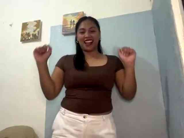 Divinastuhr's cam show statistics and live stream