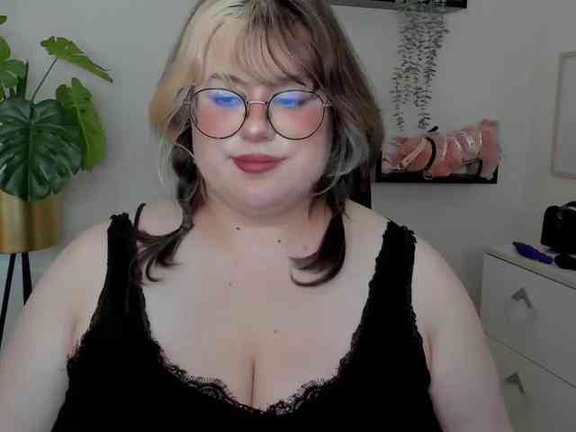 OpheliaLush webcam