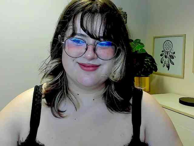 OpheliaLush webcam