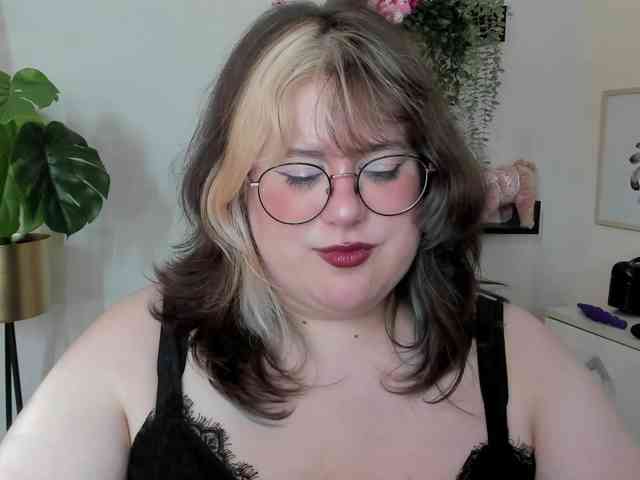 OpheliaLush webcam
