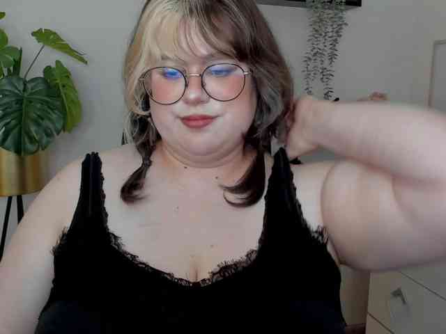 OpheliaLush webcam