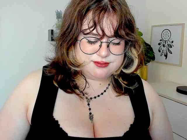 OpheliaLush webcam