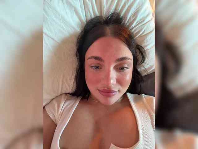Alexahotty1's cam show statistics and live stream