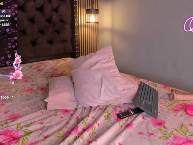 Skarlethquen1 live webcam show