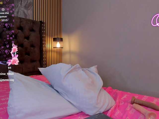 Skarlethquen1 live webcam show