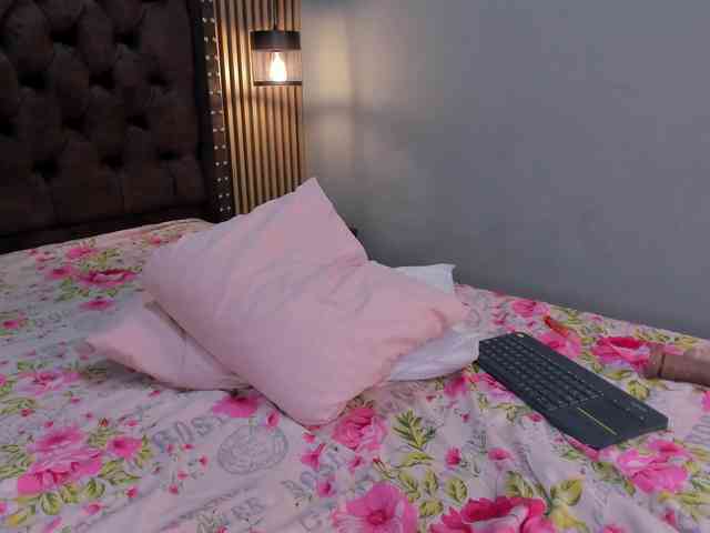 Skarlethquen1 Live Webcam on BongaCams