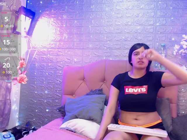lesbian-scissorss live cam on BongaCams