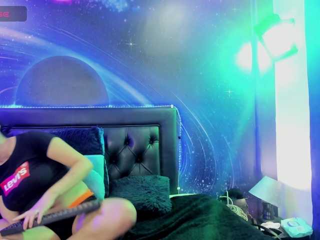 lesbian-scissorss live cam on BongaCams