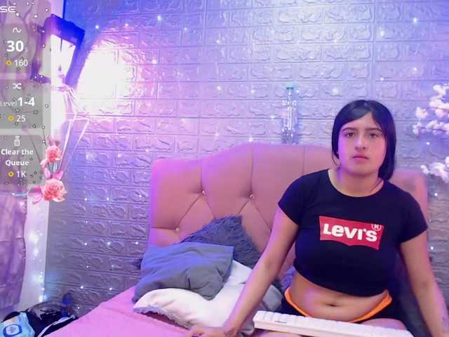 lesbian-scissorss live cam on BongaCams