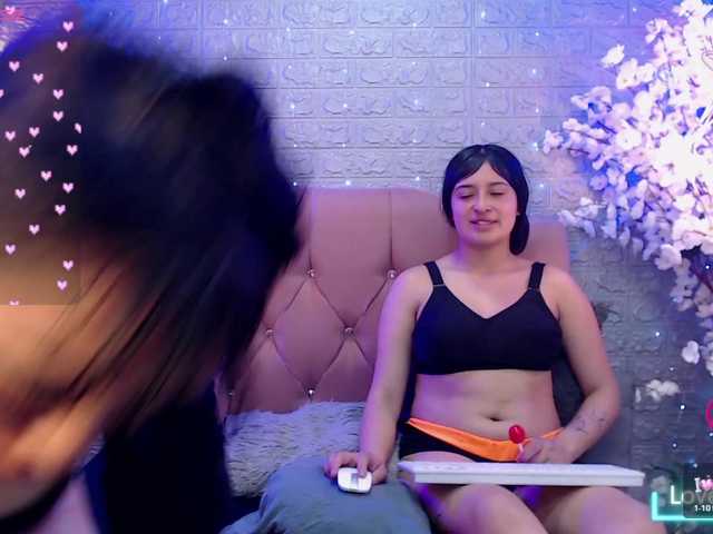 lesbian-scissorss live cam on BongaCams