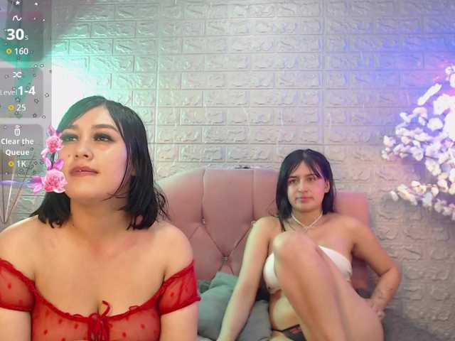 lesbian-scissorss live cam on BongaCams