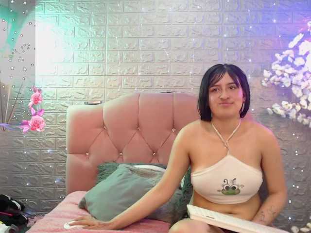 lesbian-scissorss live cam on BongaCams