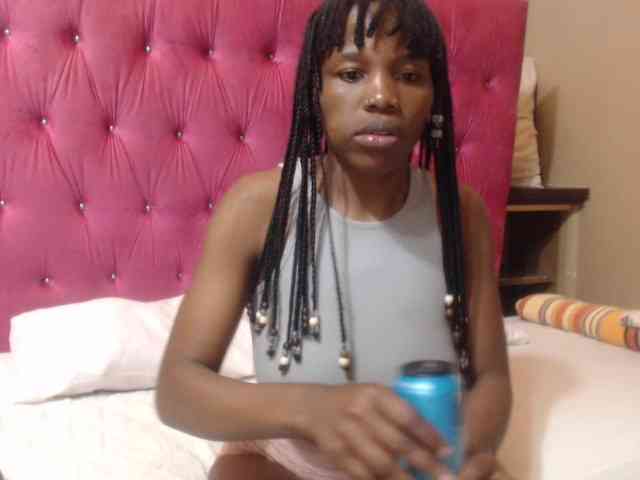Modelo: wettykitty25