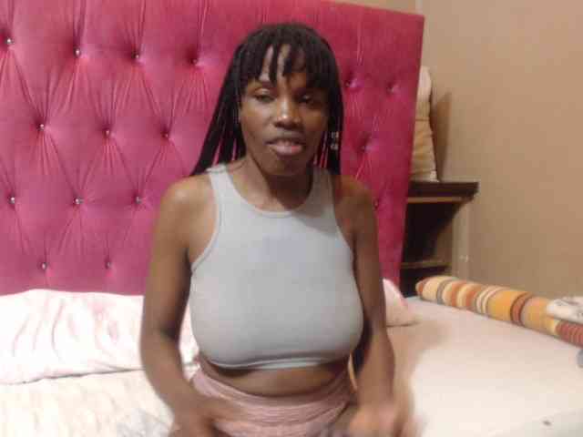Modelo: wettykitty25